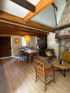 a kitchen and dining room with a table and chairs at Gîte La Vielle Forge in Virazeil