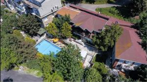 an overhead view of a house with a swimming pool at Büyükada Apart Hotel in Adalar