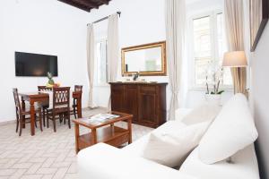 ローマにあるTritone 91 Apartmentsのリビングルーム(白いソファ、テーブル付)