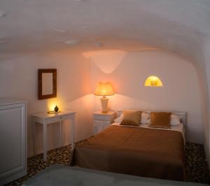 a bedroom with two beds and a lamp on a table at GM Canava1916 in Megalochori