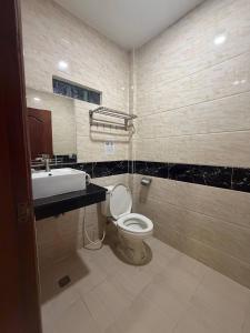a bathroom with a toilet and a sink at Mohachey Guesthouse in Phumĭ Bavĕt (2) +49 photos