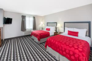 Postel nebo postele na pokoji v ubytování Ramada by Wyndham Springfield North