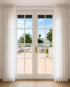 an open door with a view of the beach at B&B TORRE AZUL FRONTEMARE - Bisceglie in Bisceglie +38 photos