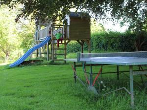 ein Park mit einem Spielplatz mit Rutsche in der Unterkunft Thielsenhof in Dollerup