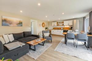 a living room with a couch and a table at Ferienhaus Seebrise in Loddin