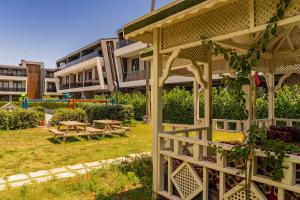 a yard with a picnic table and a building at Bliss Residance in Altınkum
