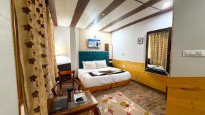 a hotel room with a bed and a mirror at Countryside Himalayan Resort in Manāli +74 photos