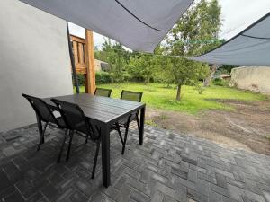 Ein schwarzer Tisch und Stühle stehen auf einer Terrasse in der Unterkunft Guben Wohnungen Sunny 2 in Guben