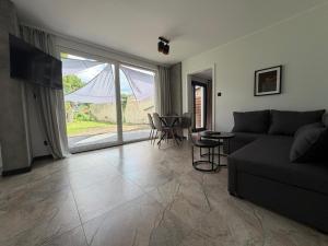 ein Wohnzimmer mit Sofa und großem Fenster in der Unterkunft Guben Wohnungen Sunny 2 in Guben
