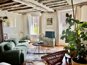 a living room with a couch and a table at La chambre de la grenouille in Giverny