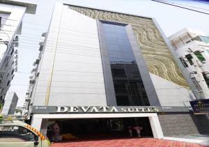 a building with a sign that reads devania suites at DEVATA SUITES in Vijayawāda