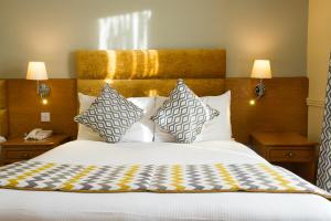 Ein Bett oder Betten in einem Zimmer der Unterkunft Tralee Benners Hotel
