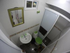 een badkamer met een wastafel en een spiegel bij Posada Reef View in Providencia