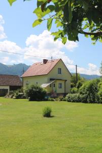 a house in a yard with a green lawn at Lenz Stay - Ganzes Ferienhaus mit privatem Garten in Kaisersberg +24 photos