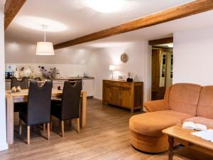 ein Wohnzimmer mit einem Tisch und einem Sofa in der Unterkunft Thielsenhof in Dollerup