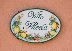 サンタレッシオ・シークロにあるVilla Alecla - Sea Villa near Taorminaのレモンの壁の看板