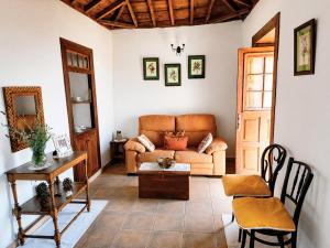 a living room with a couch and a table at Rincón de Mercedes in Fuencaliente de la Palma