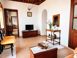 a living room with a television and a table at Rincón de Mercedes in Fuencaliente de la Palma
