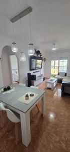 a kitchen and living room with a table and chairs at Terraza al mar in Salobreña