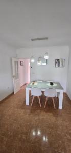 a white room with a table and two chairs at Terraza al mar in Salobreña