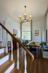 a living room and dining room with a dining table at Casa Dos Barcos Furnas in Furnas