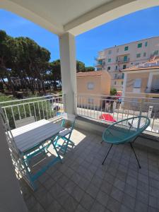 a balcony with a picnic table and a bench at camera con terrazza vicino al mare e pineta in Follonica