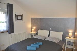 a bedroom with a bed with blue towels on it at Ferienwohnung Wildgatter in Grafenwiesen
