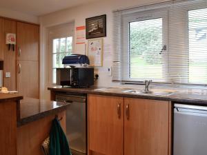 a kitchen with a sink and a microwave at Ruach in Gardenstown