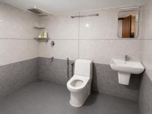 a bathroom with a toilet and a sink at Chooravelil Villa, Adimali - Family Stay Near Munnar in Anniyartholu