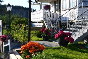 una casa con flores en las escaleras de un porche en Alta River Camping, en Alta