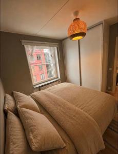 a bedroom with a bed and a window and a light at Modern lägenhet i Vasastan in Stockholm