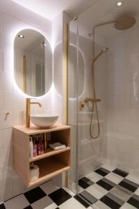 ein Badezimmer mit Waschbecken und Dusche in der Unterkunft Bakerigården in Lillesand + 46 Fotos