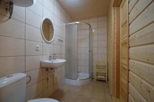 a bathroom with a shower and a toilet and a sink at Domek Letniskowy Paweł in Pogorzelica