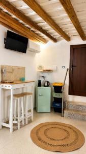 eine Küche mit Theke, Tisch und Hocker in der Unterkunft Arkea in Trapani + 38 Fotos