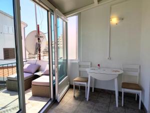 a small room with a table and a balcony at Apartment Lore in Primošten