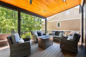 a screened in porch with chairs and a table at Bear on the Lake in Oakland