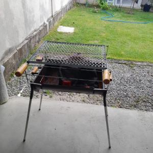 a grill sitting on the ground in a yard at Casa em Itaúnas para temporada e carnaval in Itaúnas