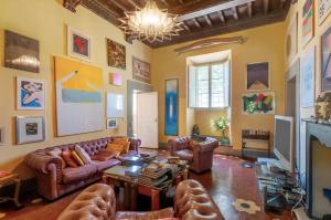 a living room with couches and a table at Villa Il Rossignolo con Piscina in Grassina