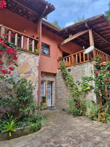an outside view of a house with flowers at Casa de Araras in Araras Petropolis