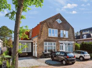 a house with two cars parked in front of it at Oase in Bergen
