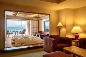 ein Schlafzimmer mit einem Bett und einem großen Spiegel in der Unterkunft Awashima Hotel in Numazu + 136 Fotos