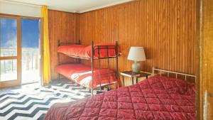a bedroom with two bunk beds and a window at Limone Piemonte Kids Friendly in Limone Piemonte
