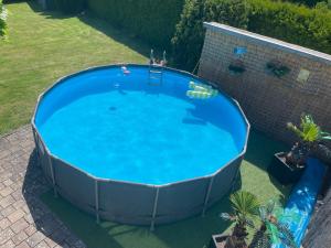 an overhead view of a large blue swimming pool at Villa Kaja 1 - Kamin - Pool - traumhafter Seeblick in Delecke