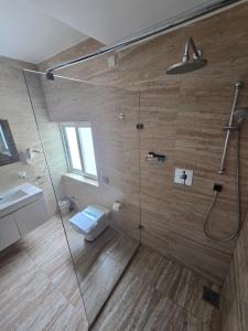 ein Badezimmer mit Dusche, Toilette und Waschbecken in der Unterkunft D Townhouse Boutique Suites in Sliema + 99 Fotos