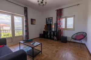 a living room with a couch and a tv at Casa de Jonathan in Vilarinho do Souto