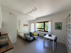 a living room with a couch and a table at Casa Pallacorda in Prato