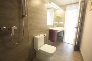 łazienka z prysznicem, toaletą i umywalką w obiekcie Tu Casa En El Rio w Kordobie +4 zdjęcia