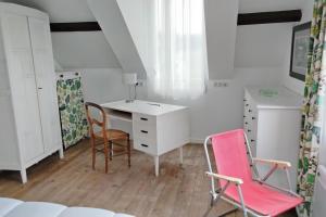 a bedroom with a desk and two chairs and a table at Seaside house with cliff views in Piriac-sur-Mer