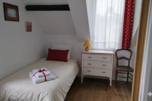 a bedroom with a bed and a chair and a window at Seaside house with cliff views in Piriac-sur-Mer