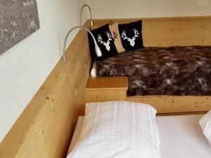 Ένα ή περισσότερα κρεβάτια σε δωμάτιο στο Berghotel Bischofalp